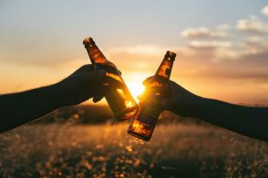 Gemeinsam hinter ein Bier trinken - macht auch glücklich :-)